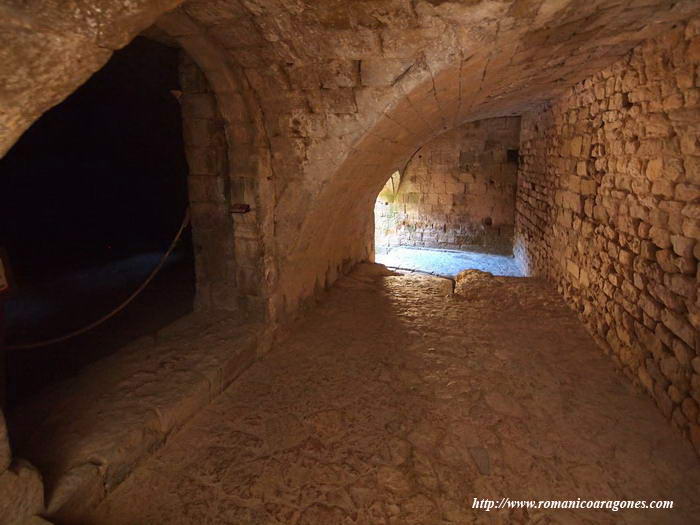 PASO ALREDEDOR DE LA TORRE DEL HOMNAJE. ACCESO AL CALABOZO